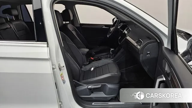 Volkswagen Tiguan Allspace 2024 Белый из Кореи, фото 2