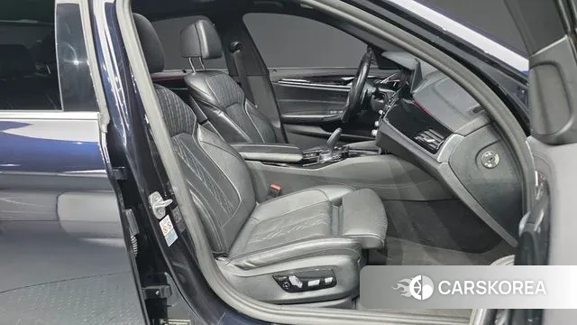 BMW 5 Series (G30) 2019 Черный из Кореи, фото 2