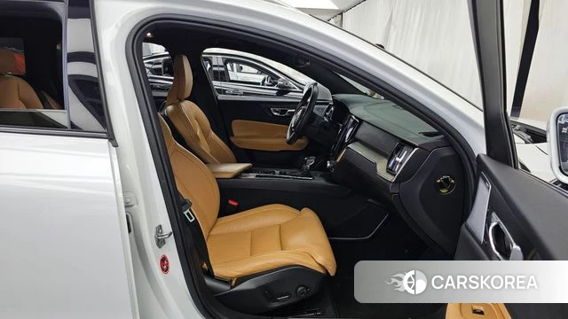 Volvo V60 Cross-Country 2nd Generation 2019 Белый из Кореи, фото 2
