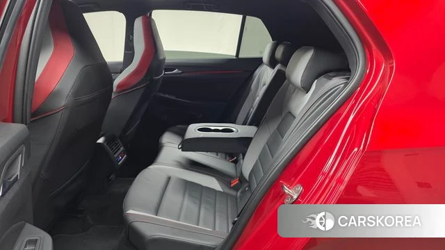 Volkswagen Golf 8th Generation 2023 Красный из Кореи, фото 2