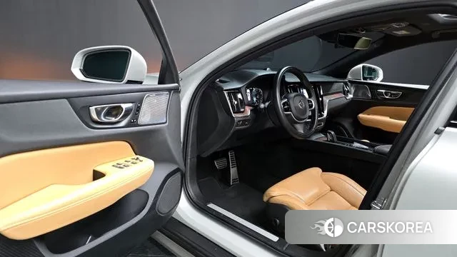 Volvo V60 Cross-Country 2nd Generation 2021 Серебристо-серый из Кореи, фото 2
