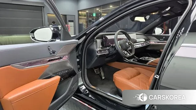 BMW 7 Series (G70) 2025 Черный из Кореи, фото 2