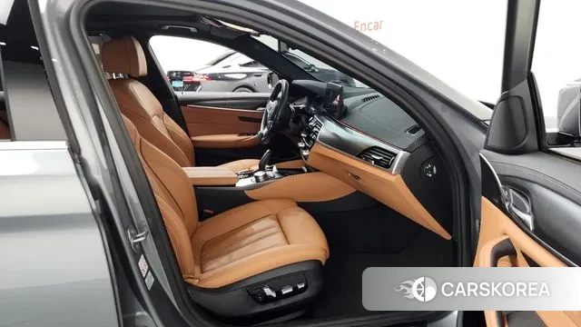 BMW 5 Series (G30) 2023 Серебристо-серый из Кореи, фото 2