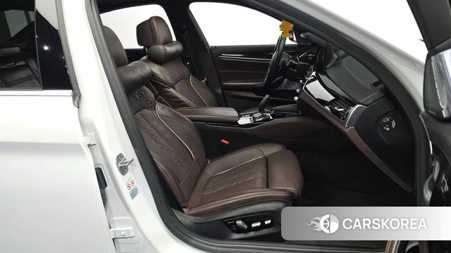 BMW 5 Series (G30) 2018 Белый из Кореи, фото 2