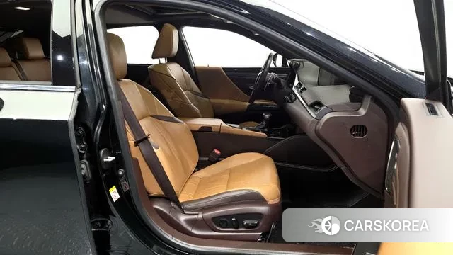 Lexus ES300h 7th generation 2019 Черный из Кореи, фото 2