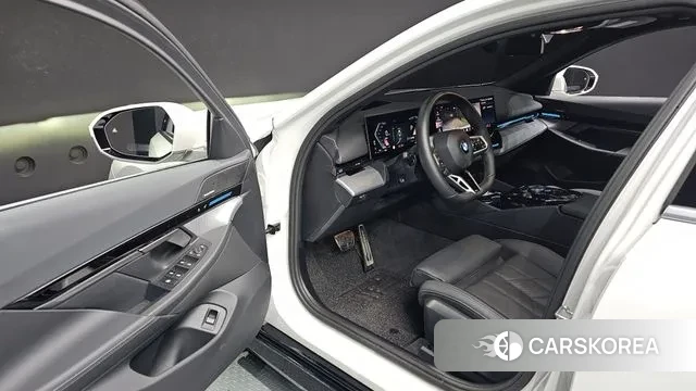 BMW 5 Series (G60) 2024 Белый из Кореи, фото 2