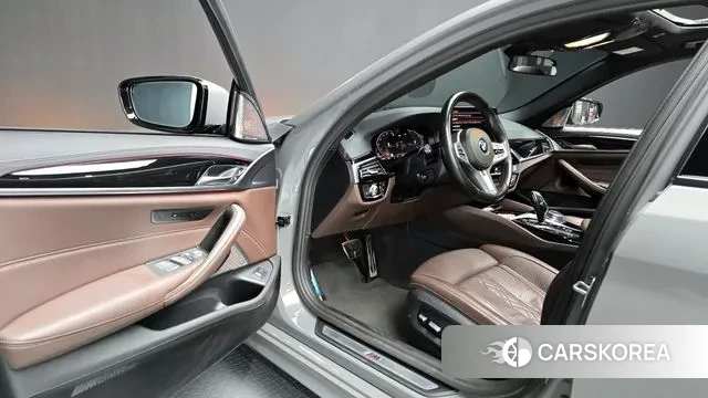 BMW 5 Series (G30) 2022 Серебристо-серый из Кореи, фото 2