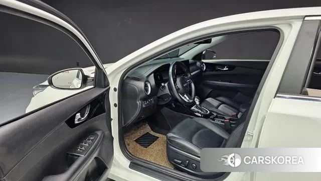 Kia The New K3 2nd generation 2021 Белый из Кореи, фото 2