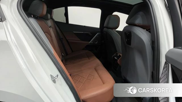 BMW 5 Series (G60) 2025 Белый из Кореи, фото 2