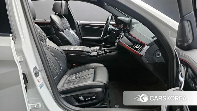 BMW 5 Series (G30) 2023 Белый из Кореи, фото 2