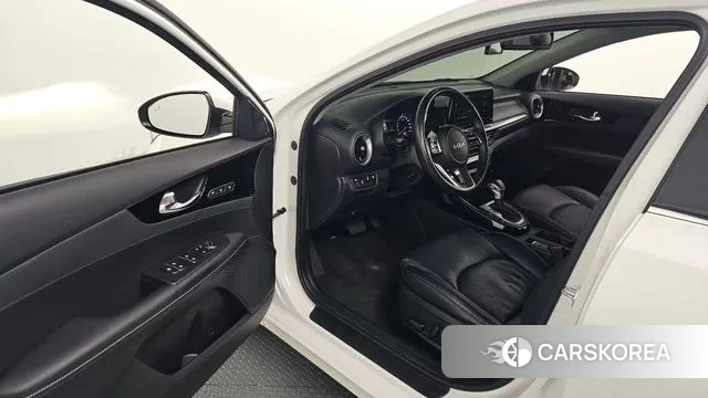 Kia The New K3 2nd generation 2022 Белый из Кореи, фото 2