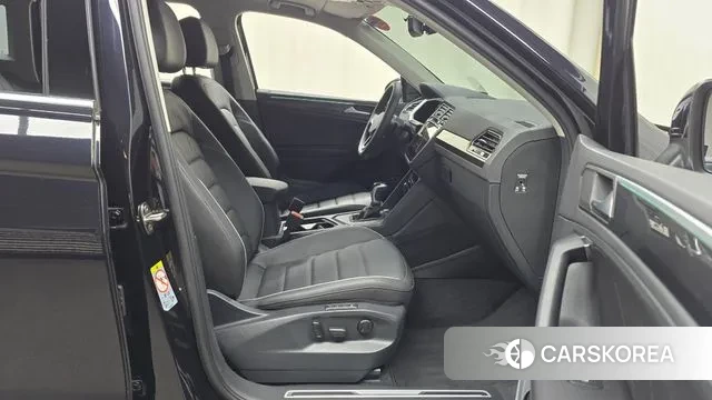 Volkswagen Tiguan second Generation 2023 Черный из Кореи, фото 2