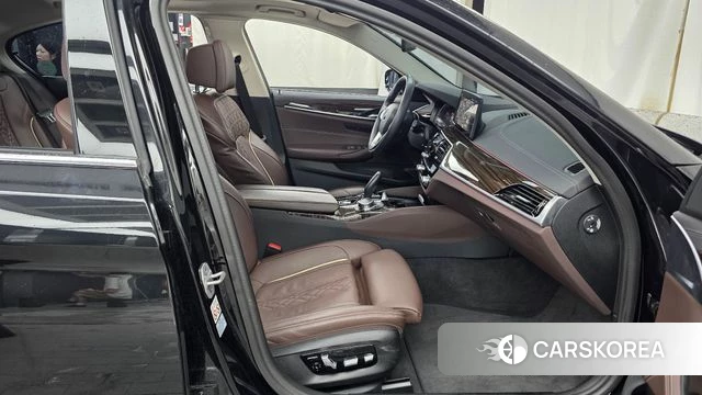 BMW 5 Series (G30) 2023 Черный из Кореи, фото 2