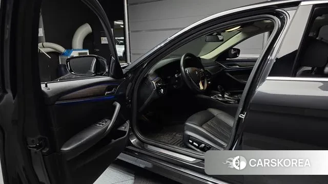 BMW 5 Series (G30) 2018 Серый из Кореи, фото 2