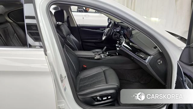 BMW 5 Series (G30) 2019 Белый из Кореи, фото 2