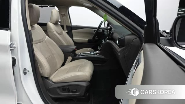 Ford Explorer 6th Generation 2022 Белый из Кореи, фото 2