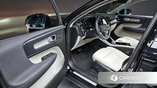 Volvo XC40 2023 Черный из Кореи, фото 2