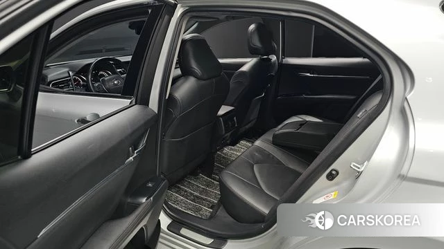 Toyota Camry (XV70) 2018 Серебристо-серый из Кореи, фото 2