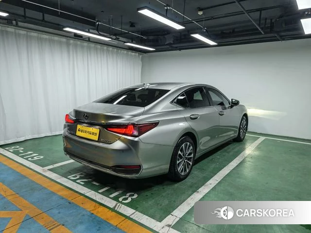 Lexus ES 2022 Серебристо-серый из Китая, фото 2
