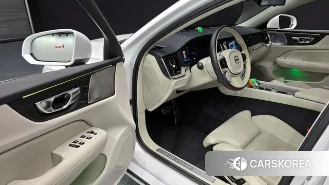 Volvo S60 3rd generation 2022 Белый из Кореи, фото 2