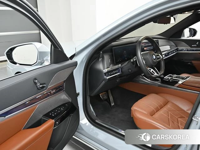 BMW 7 Series (G70) 2024 Серебристо-серый из Кореи, фото 2