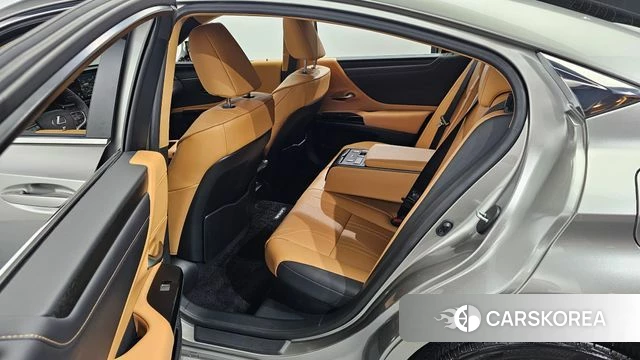 Lexus ES300h 7th generation 2023 Серебристо-серый из Кореи, фото 2