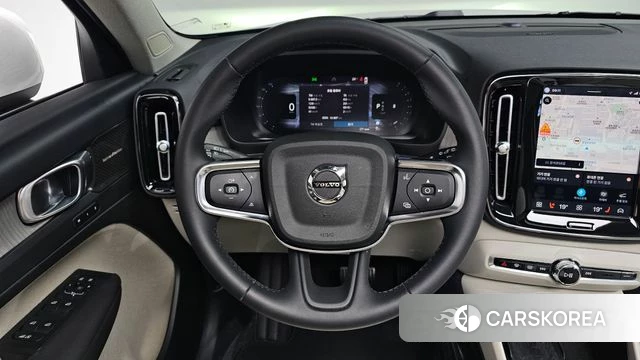 Volvo XC40 2023 Белый из Кореи, фото 2