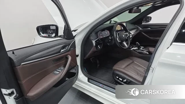 BMW 5 Series (G30) 2023 Белый из Кореи, фото 2