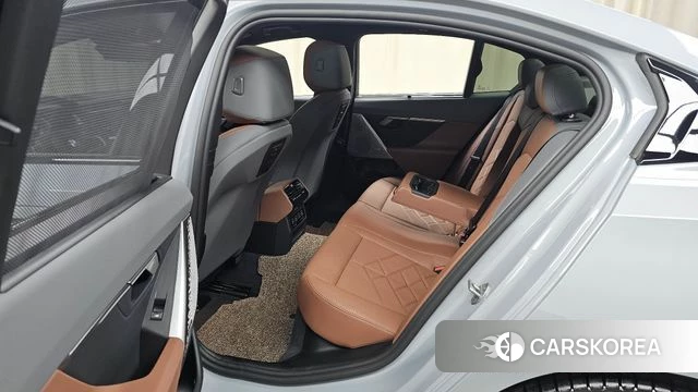 BMW 5 Series (G60) 2025 Серебристо-серый из Кореи, фото 2