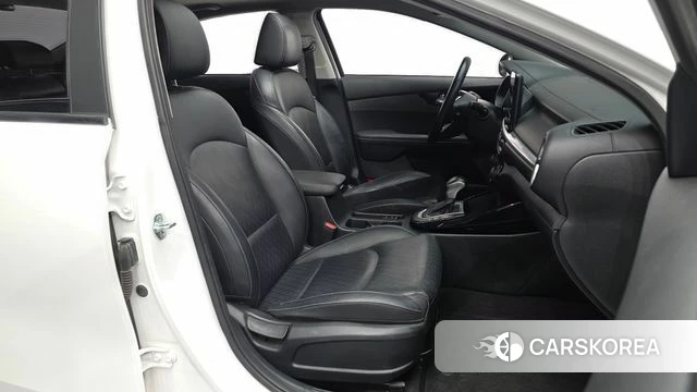 Kia The New K3 2nd generation 2021 Белый из Кореи, фото 2