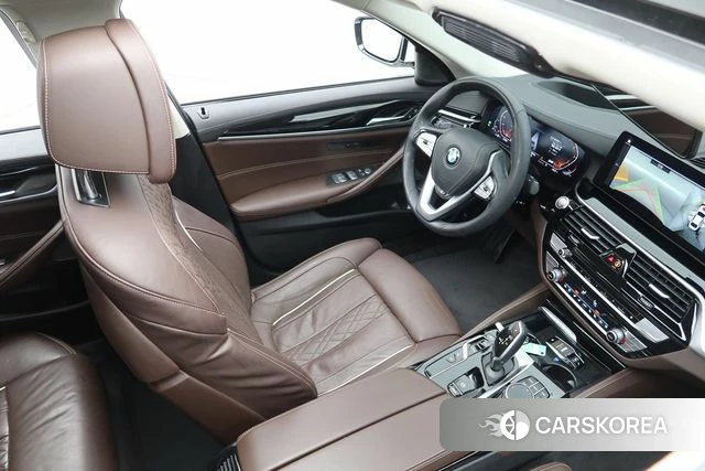 BMW 5 Series (G30) 2021 Белый из Кореи, фото 2