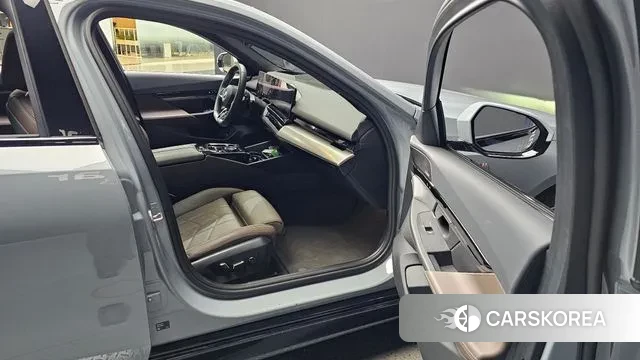 BMW 5 Series (G60) 2024 Светло-серебряный цвет из Кореи, фото 2