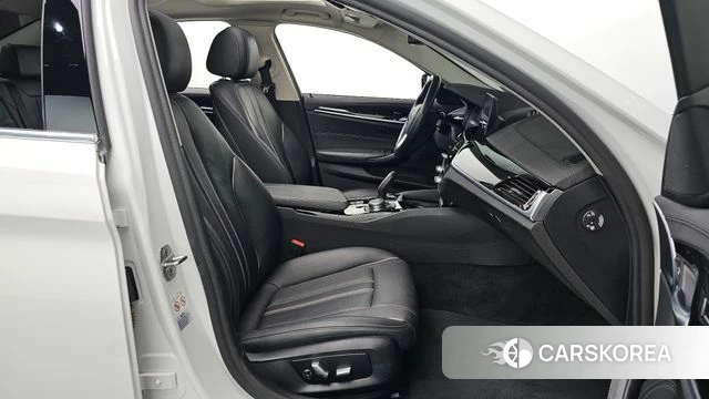 BMW 5 Series (G30) 2020 Белый из Кореи, фото 2