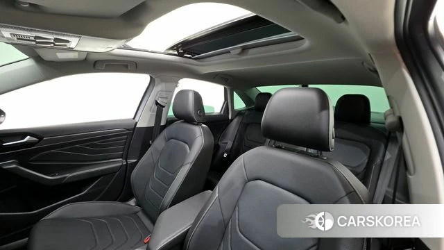 Volkswagen 7th Generation of Jetta 2023 Серебристо-серый из Кореи, фото 2