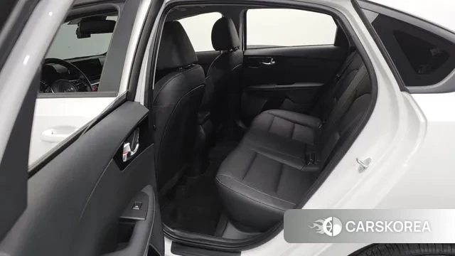 Kia The New K3 2nd generation 2024 Белый из Кореи, фото 2