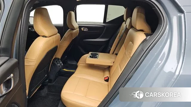 Volvo XC40 2022 Светло-серебряный цвет из Кореи, фото 2