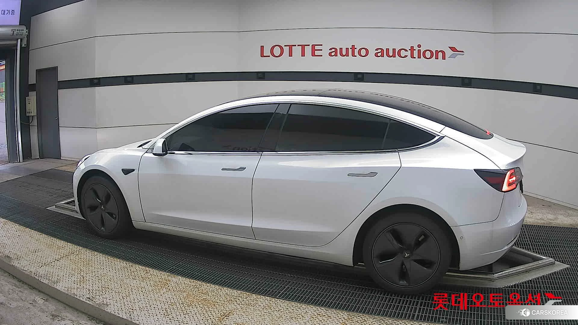 Tesla Model 3 Standard Range Plus RWD 2020 Pearl White Multi-coat из Кореи, фото 2