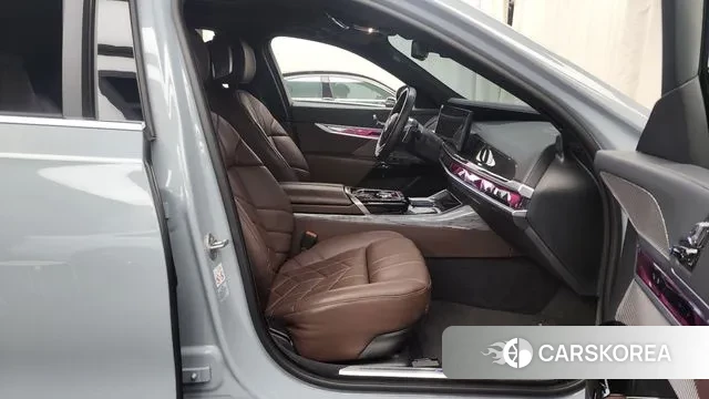 BMW 7 Series (G70) 2023 Небесно-голубой из Кореи, фото 2