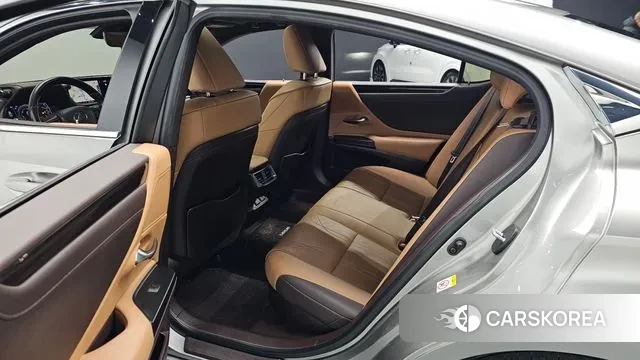 Lexus ES300h 7th generation 2018 Серебристо-серый из Кореи, фото 2