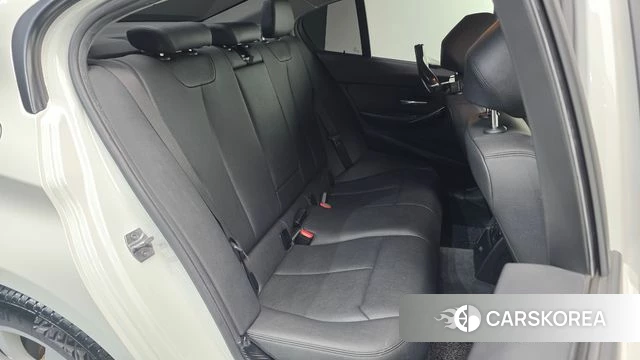 BMW 3 Series (F30) 2018 Белый из Кореи, фото 2