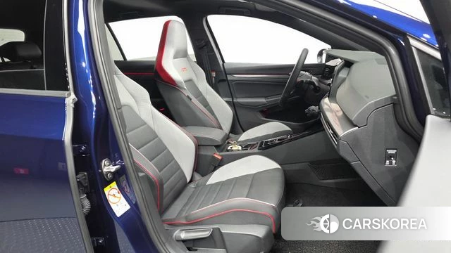 Volkswagen Golf 8th Generation 2024 Синий из Кореи, фото 2