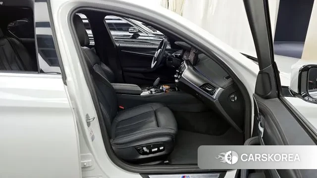 BMW 5 Series (G30) 2023 Белый из Кореи, фото 2