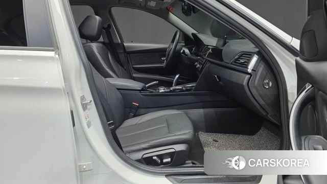 BMW 3 Series (F30) 2018 Белый из Кореи, фото 2