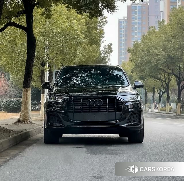 Audi Q7 2023 Черный из Китая, фото 2