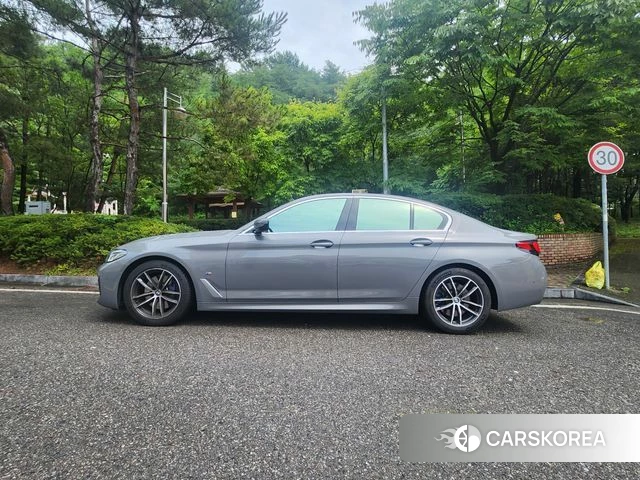 BMW 5 Series (G30) 2022 Серый из Кореи, фото 2