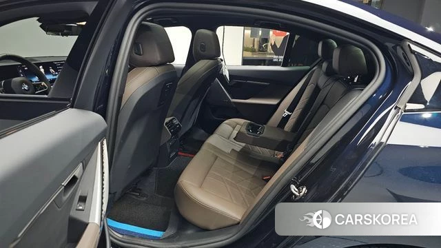 BMW 5 Series (G60) 2025 Черный из Кореи, фото 2
