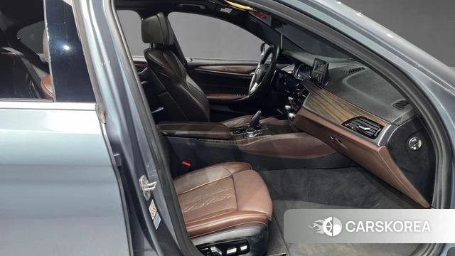BMW 5 Series (G30) 2018 Серый из Кореи, фото 2