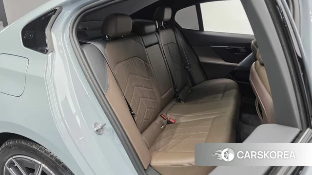 BMW 5 Series (G60) 2024 Серебристо-серый из Кореи, фото 2