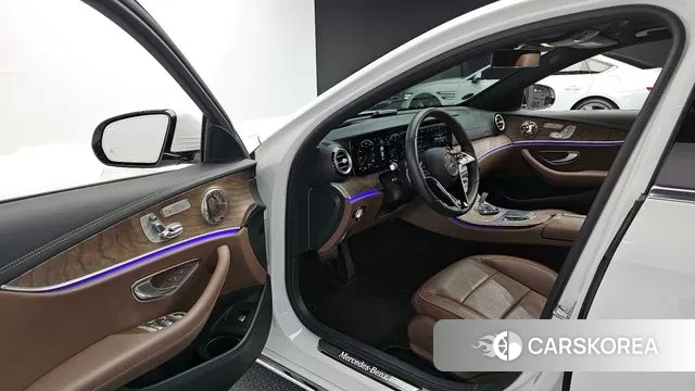 Mercedes-Benz E-Class W213 2022 Белый из Кореи, фото 2