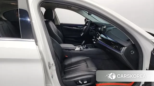 BMW 5 Series (G30) 2018 Белый из Кореи, фото 2